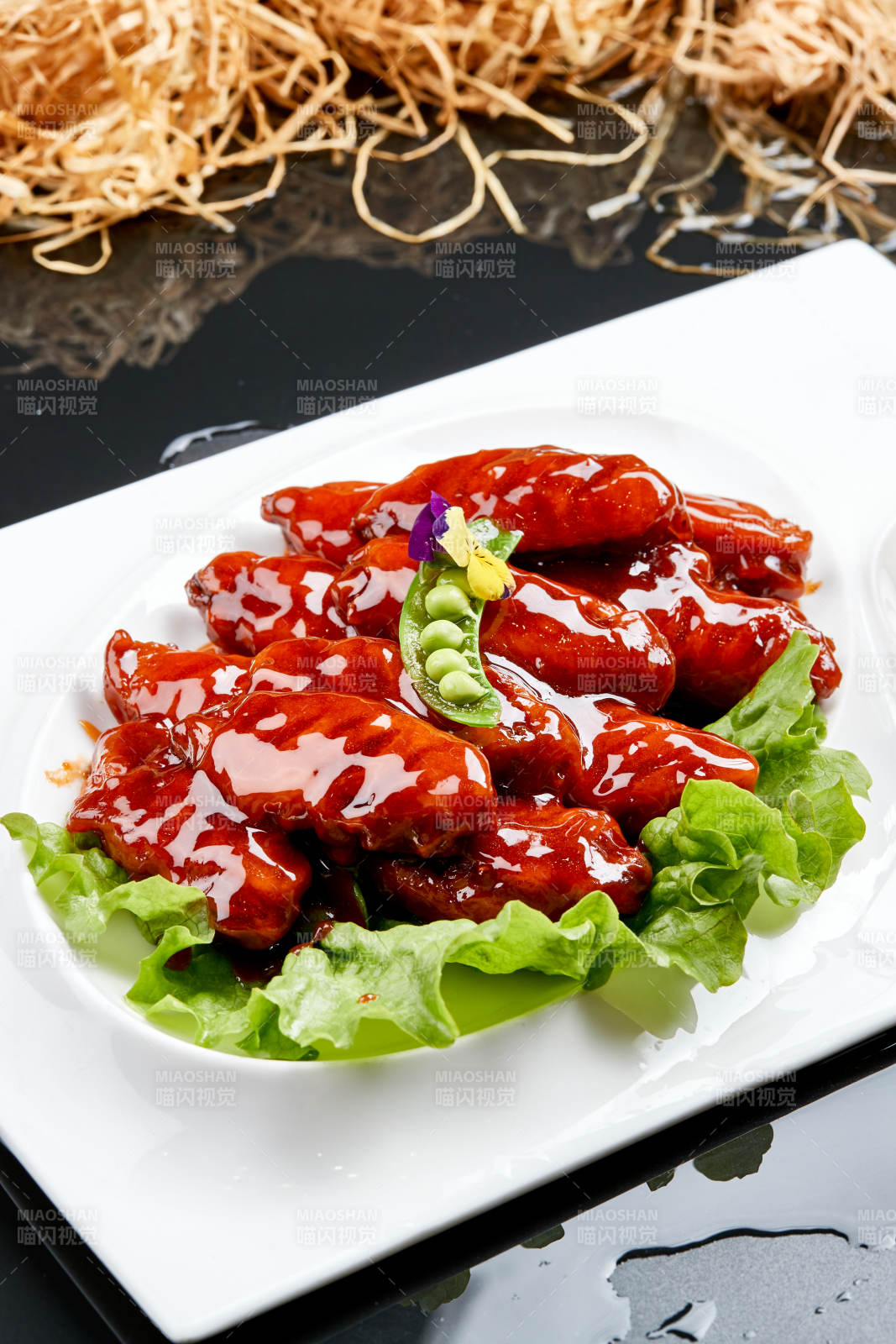 白色瓷盤裝的蜜豆醬雞翅中