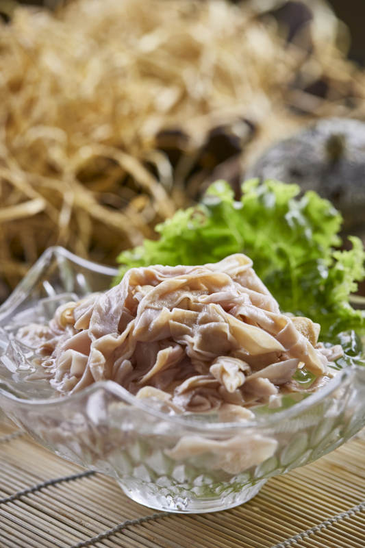 玻璃器皿装的新鲜鸭肠