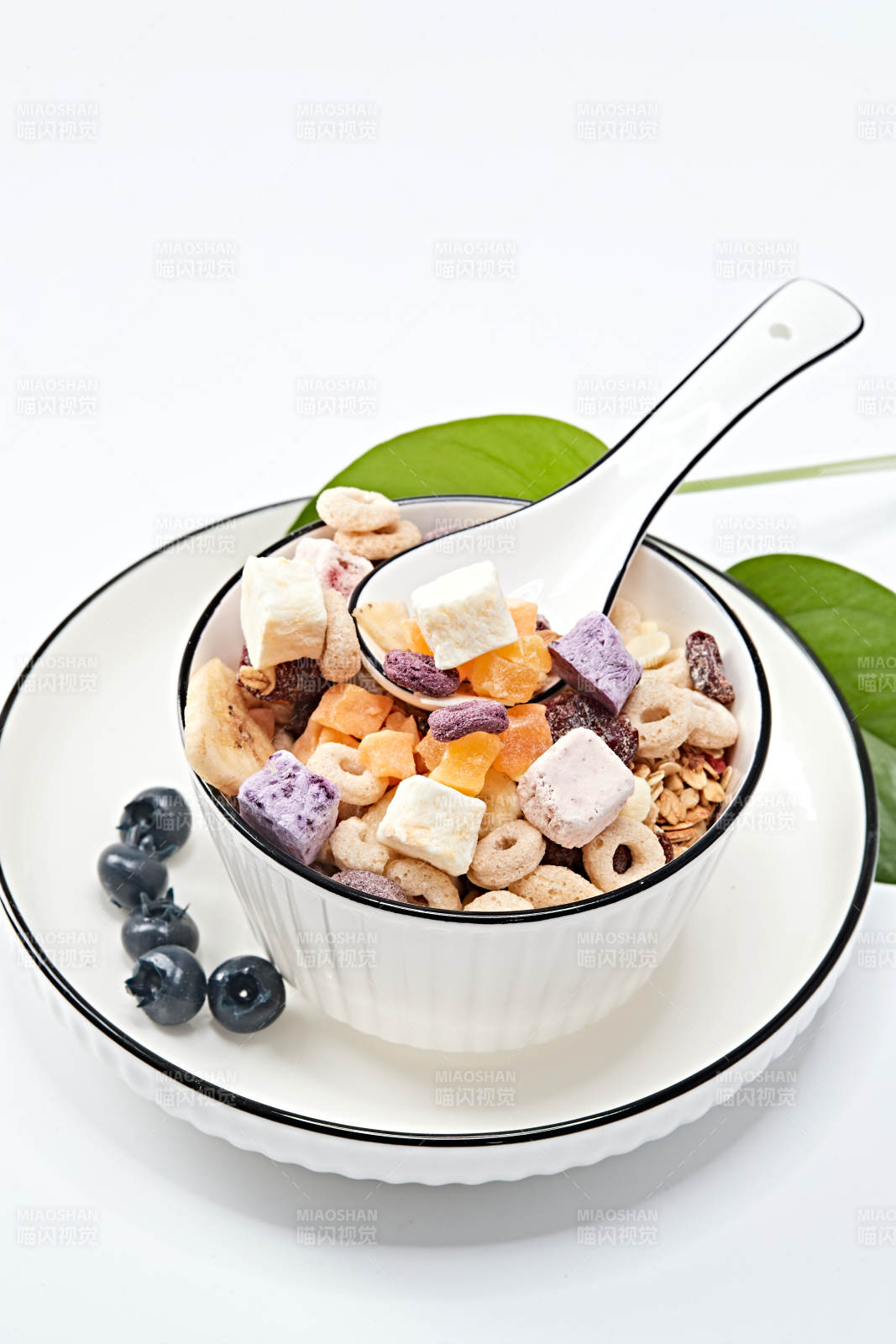 美味健康的营养早餐坚果混合烤燕麦