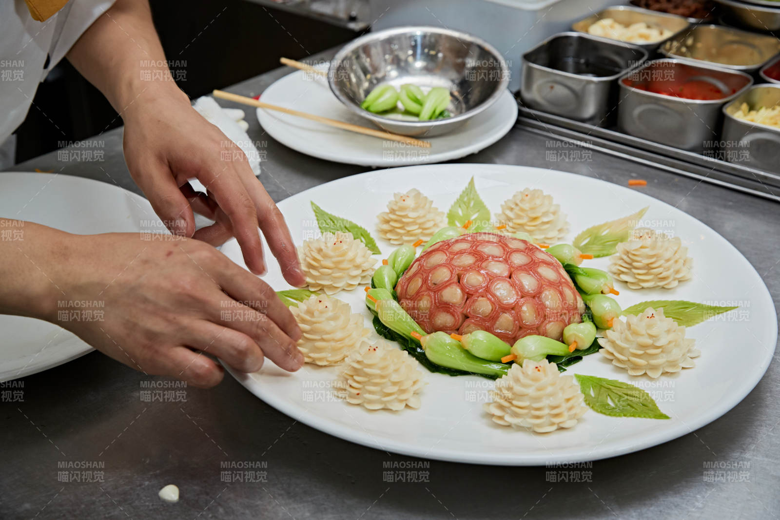 人與食物緊張忙碌的中餐廚房