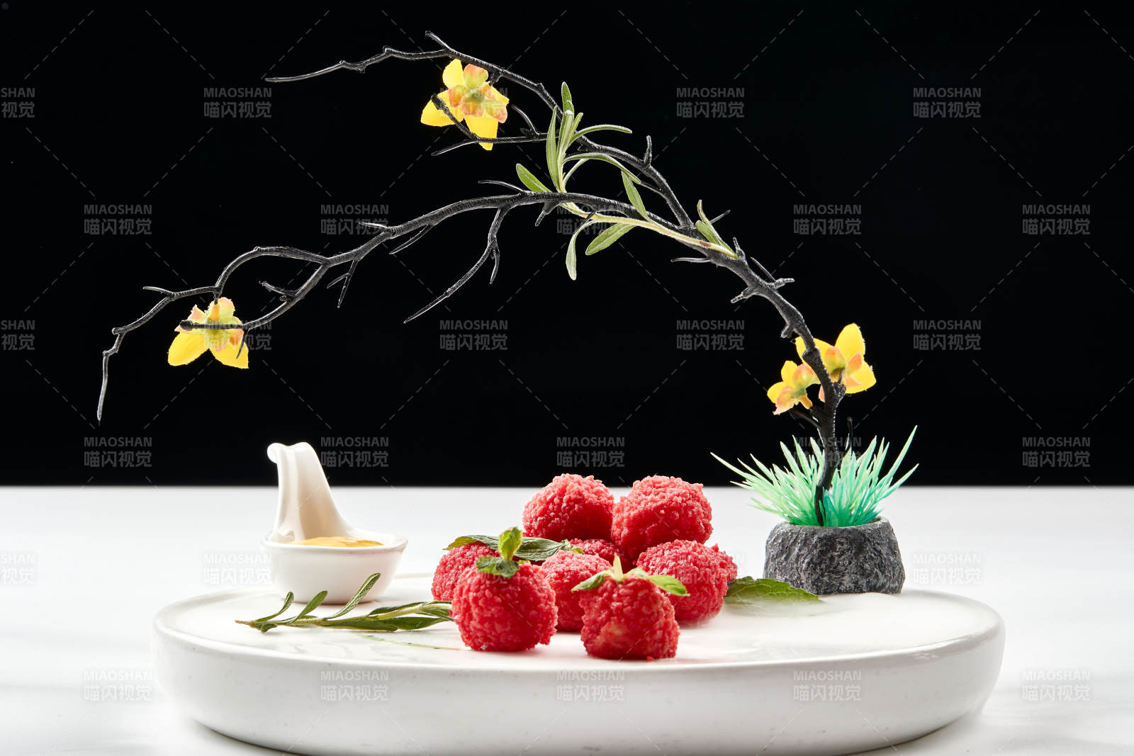 白瓷盤裝的精美擺盤的荔枝大蝦球