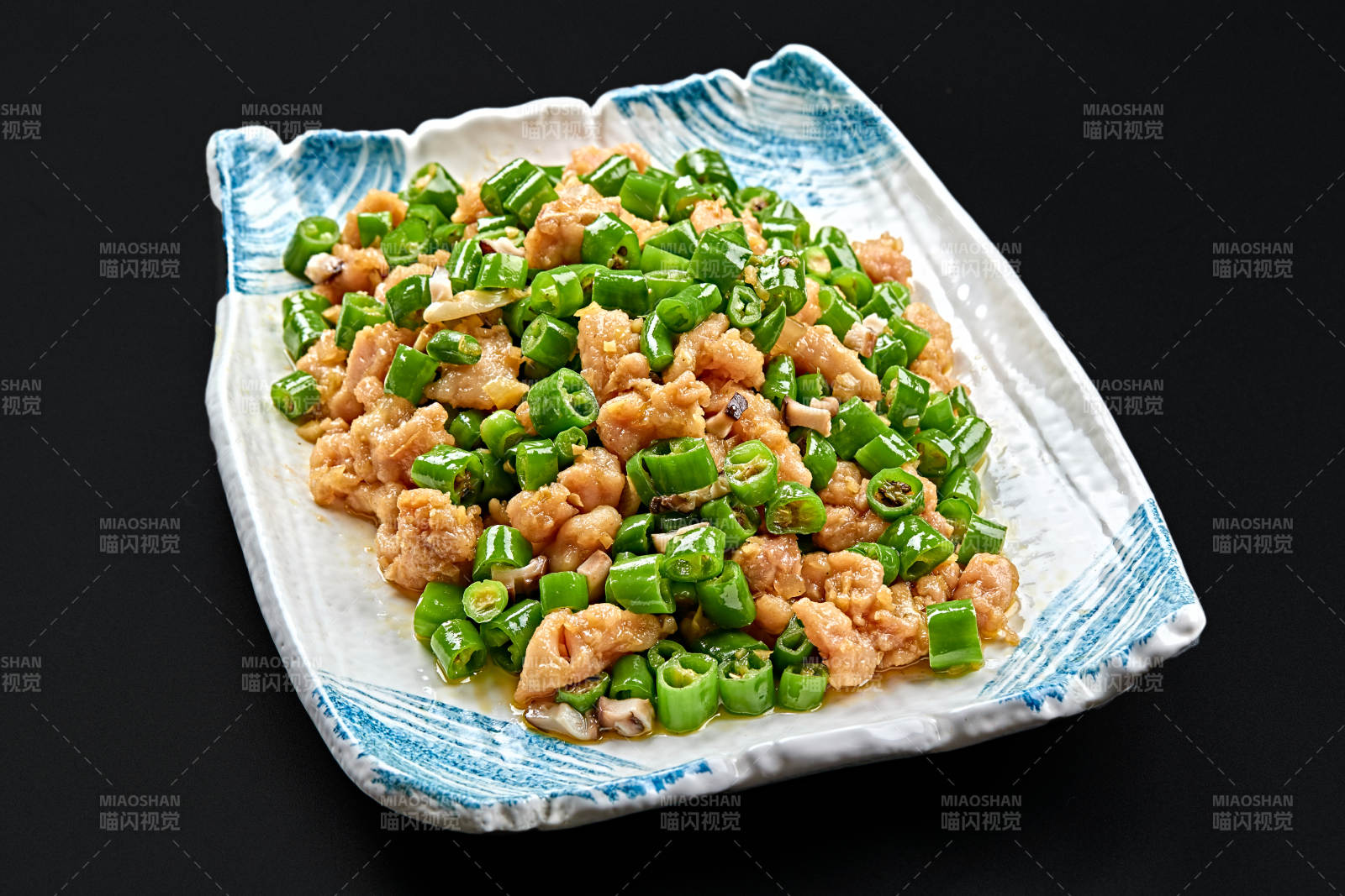 精美瓷餐具装的川菜鲜椒兔丁