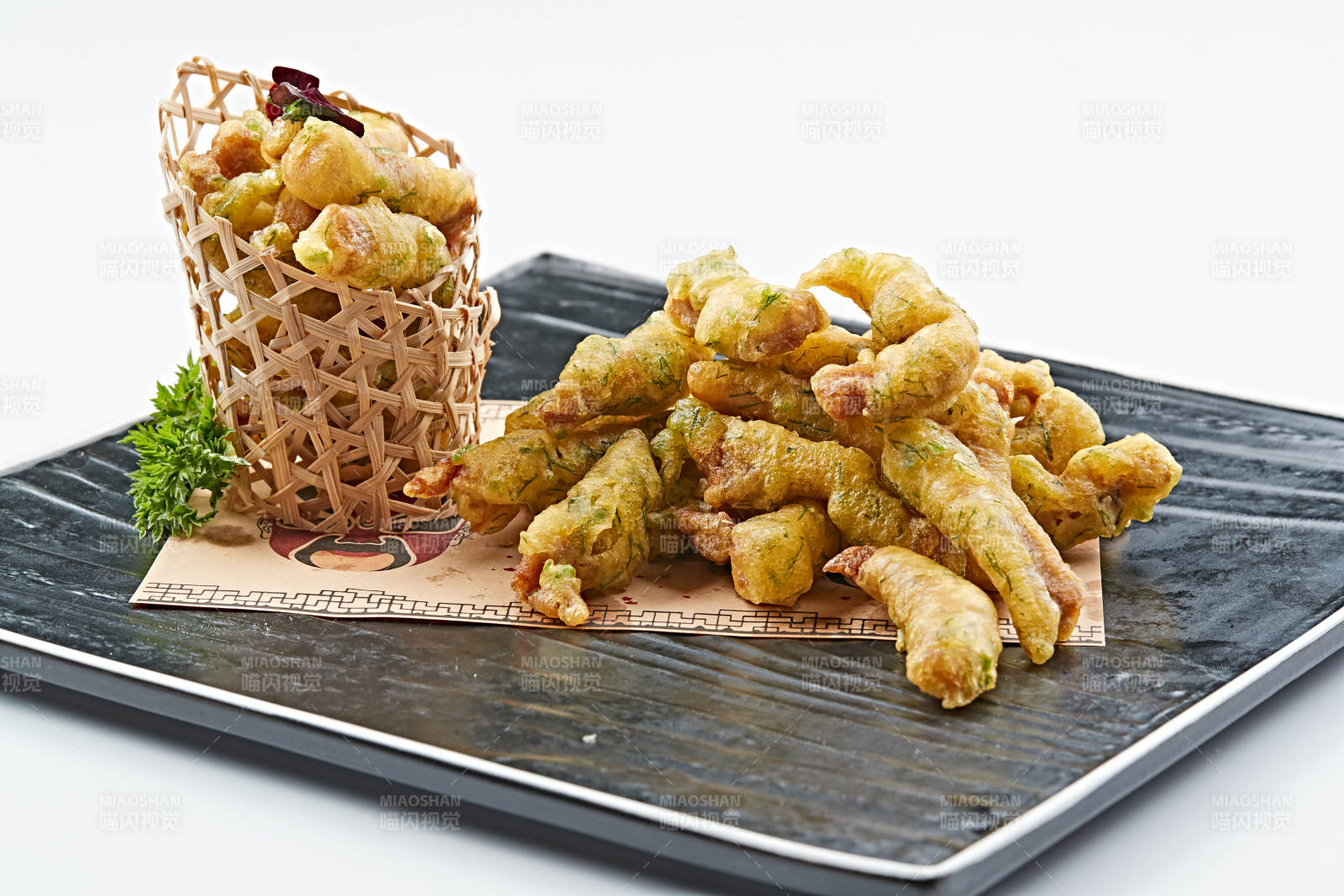 白色瓷盤裝的茴香碎拖面干炸里脊