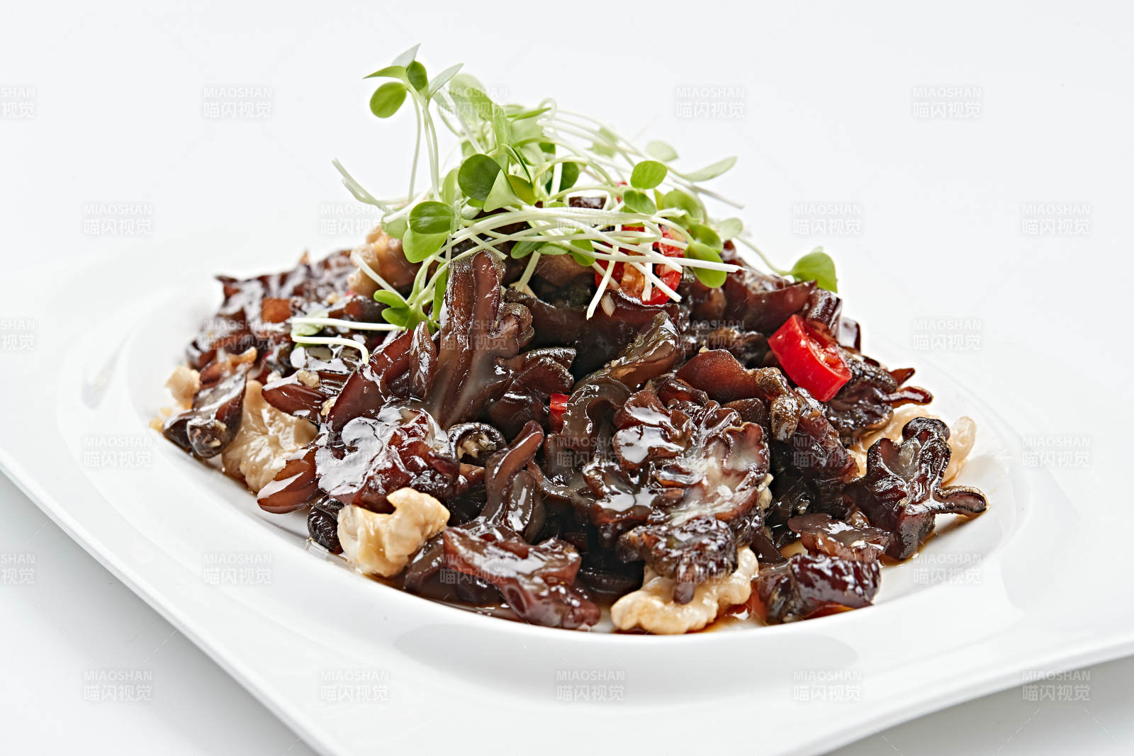 白色瓷盤裝的桃仁猴頭菌