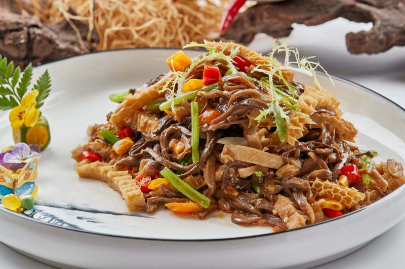 白色瓷盘装的的米椒小炒猪肚丝