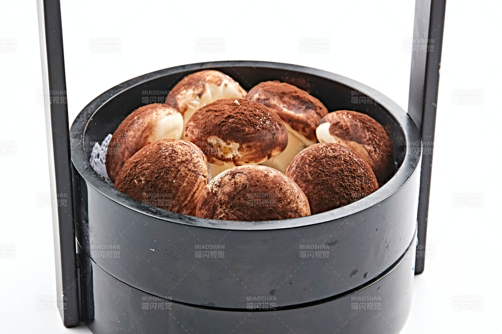 古典木质食盒装的可可粉香菇豆沙包