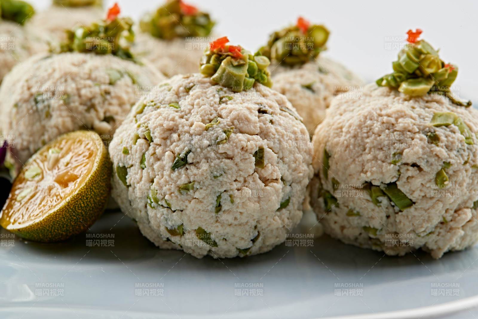 精美磁盘装的香椿粒巧拌麻豆腐