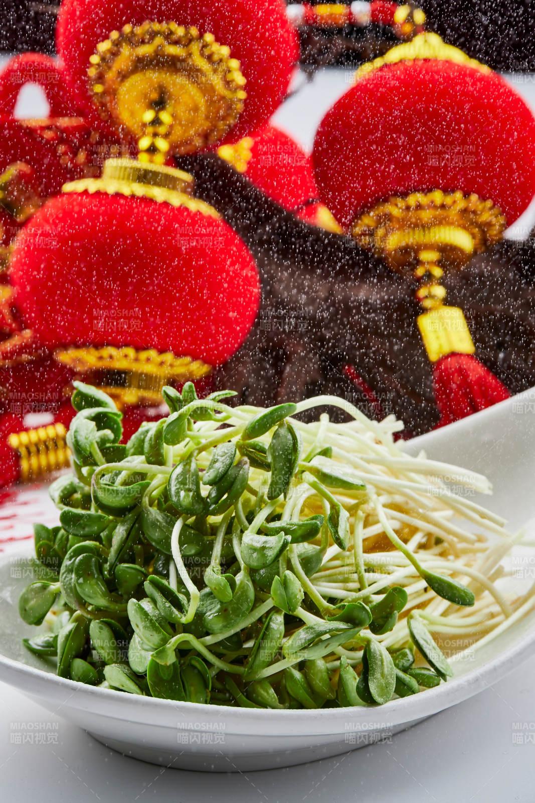 白色瓷盤裝的火鍋食材香椿苗