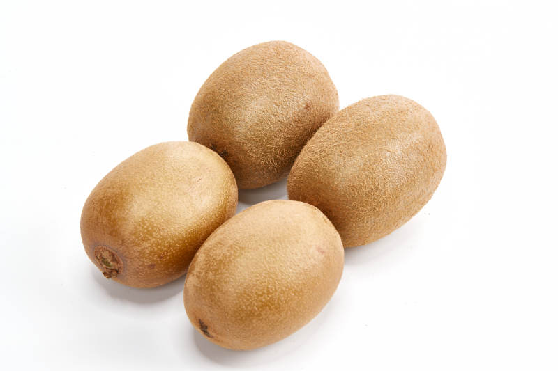 白色背景上摆放的新鲜水嫩猕猴桃