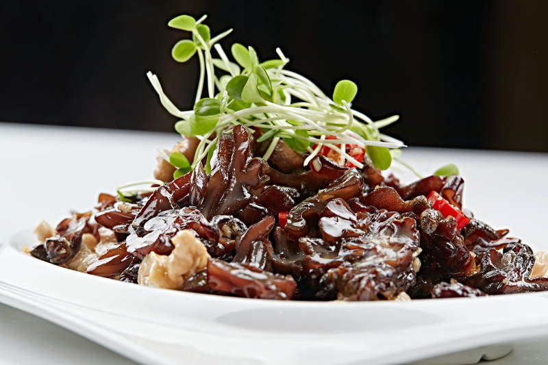 白色瓷盤裝的桃仁猴頭菌