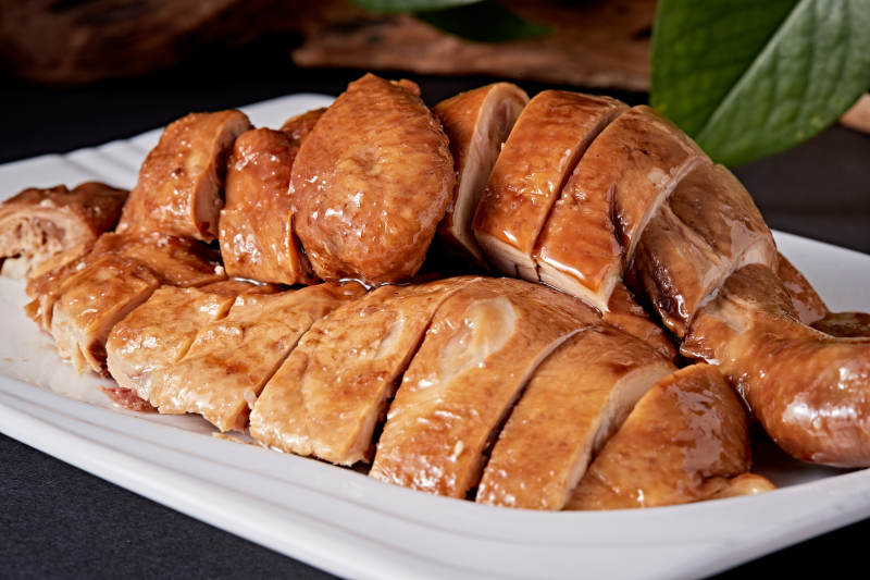 白色盘装的港式豉油白切鸡