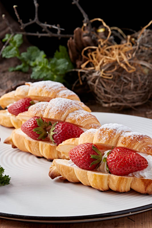 鲜奶油草莓牛角面包