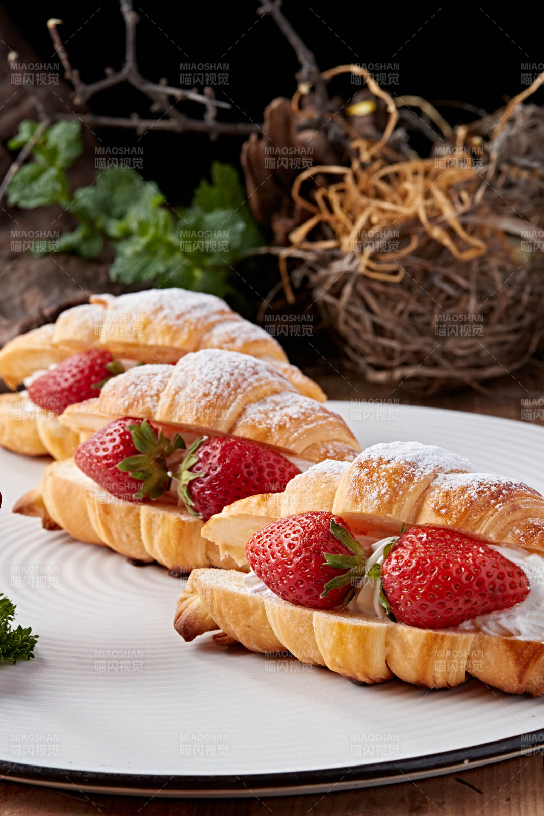 鲜奶油草莓牛角面包