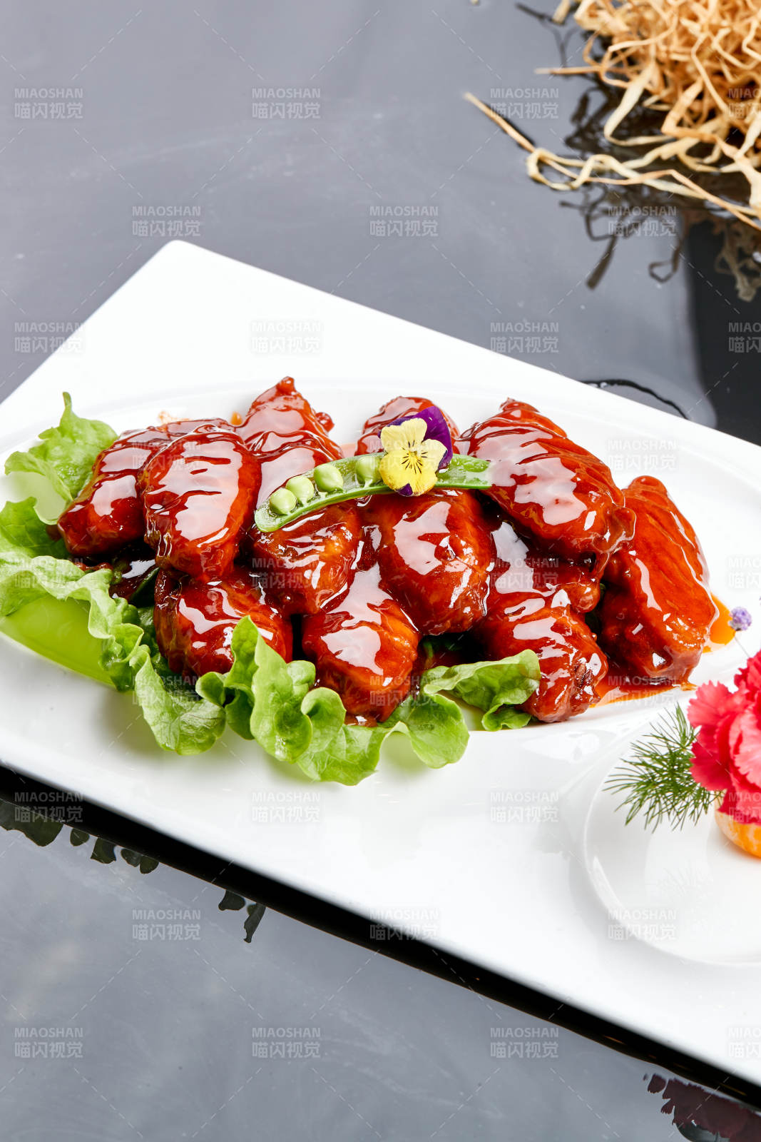 白色瓷盤裝的蜜豆醬雞翅中