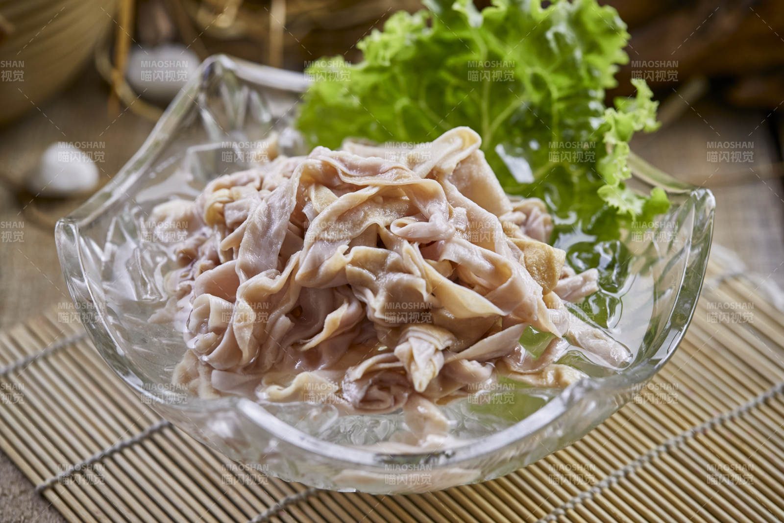 玻璃器皿装的新鲜鸭肠