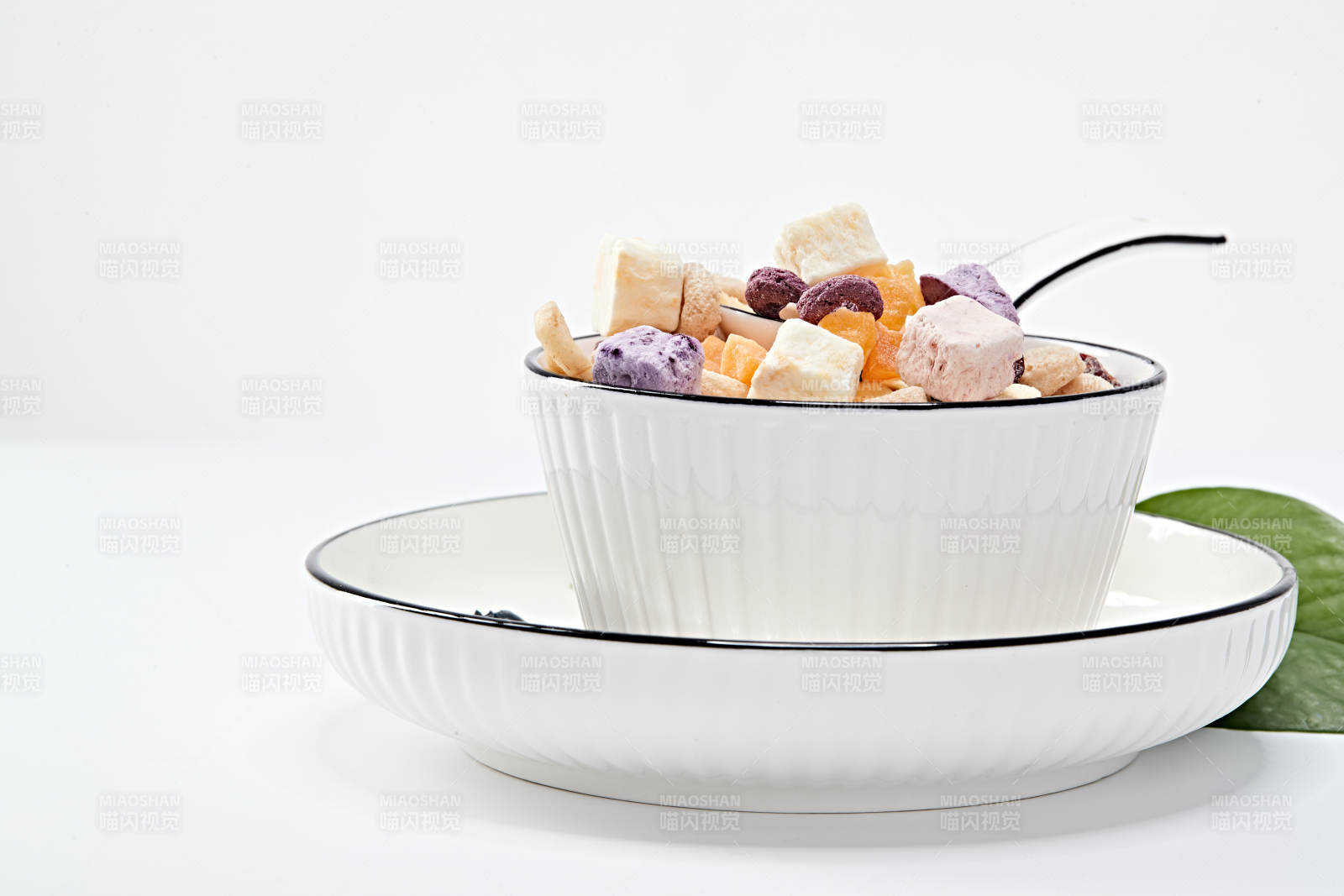 美味健康的营养早餐坚果混合烤燕麦