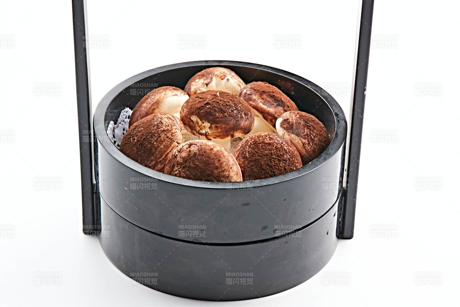 古典木质食盒装的可可粉香菇豆沙包