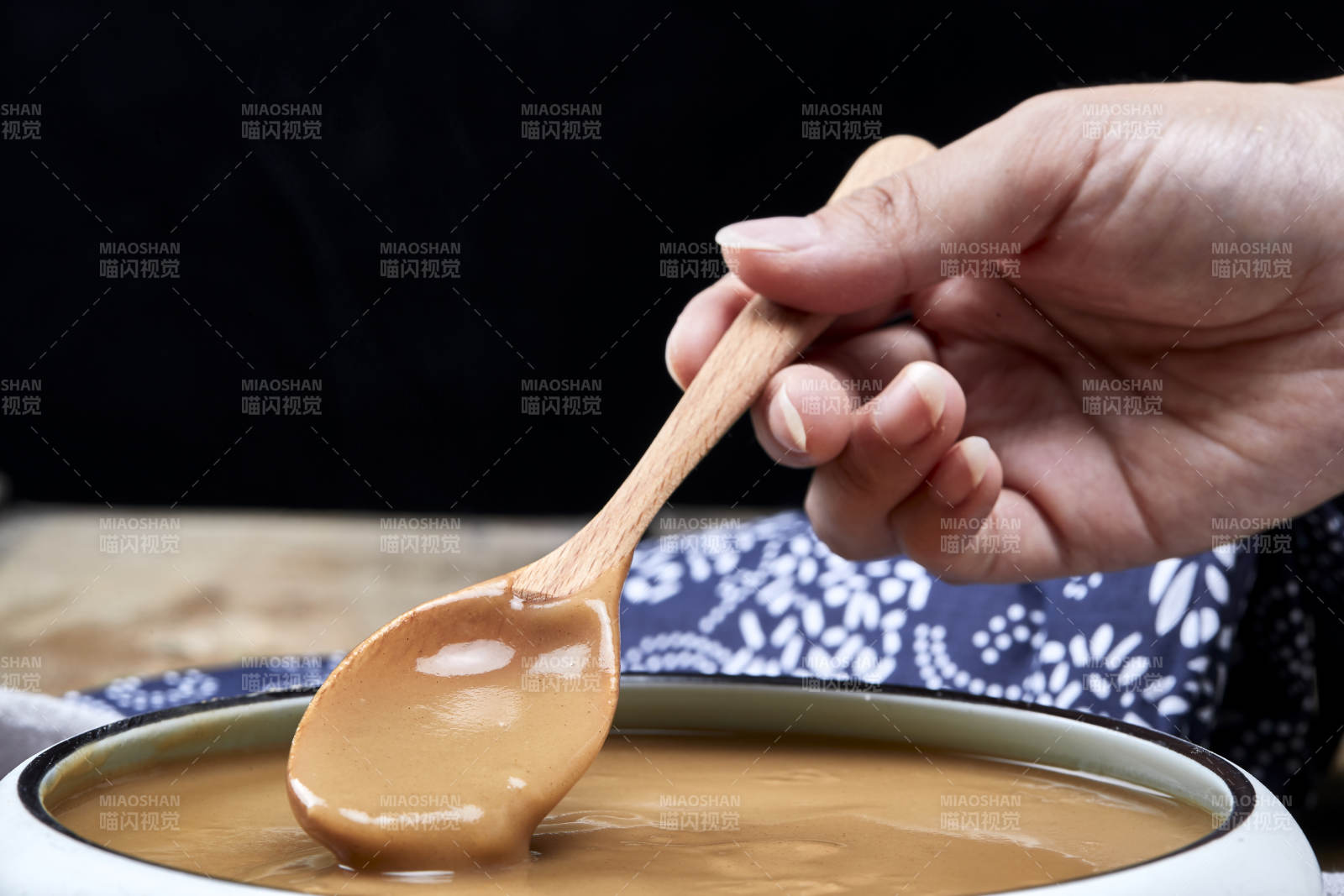 瓷盆装的冲泡熟的豆面糊糊