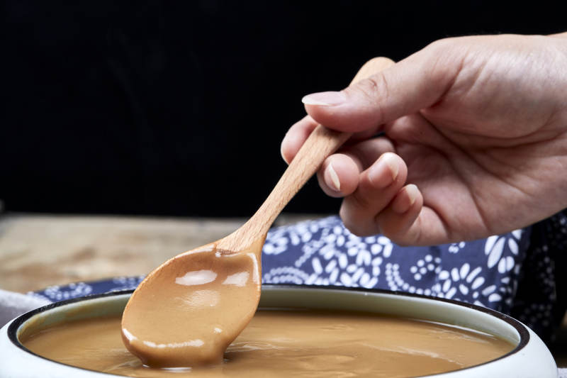 瓷盆装的冲泡熟的豆面糊糊