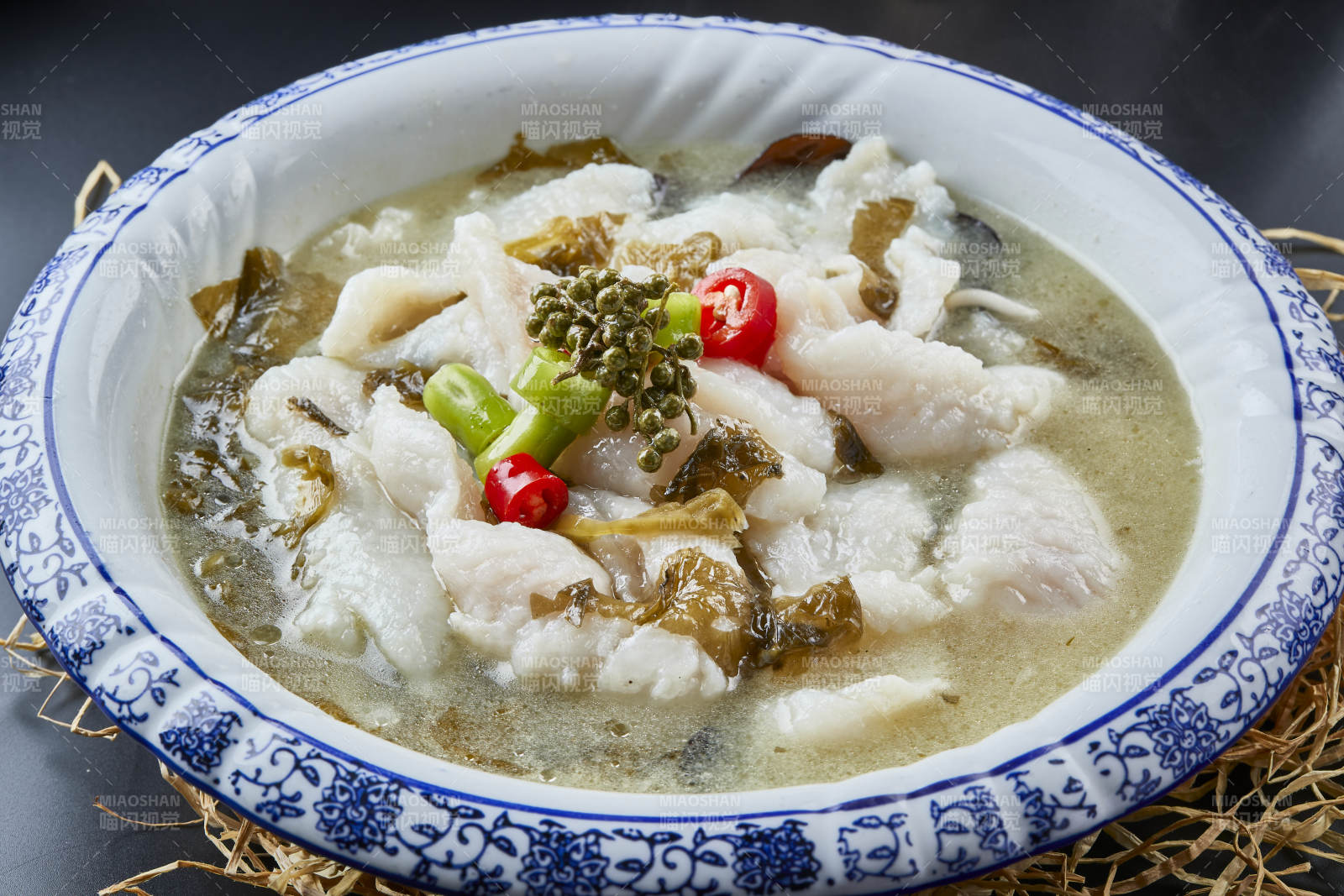青花瓷盘装的藤椒浓汤酸菜龙利鱼