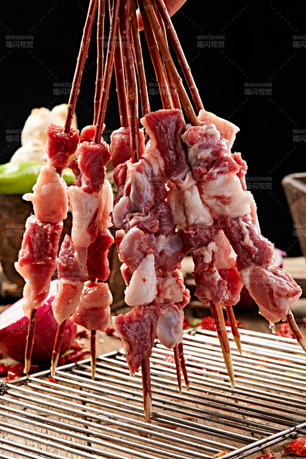 生鲜羊肉穿制的新疆红柳枝羊肉串