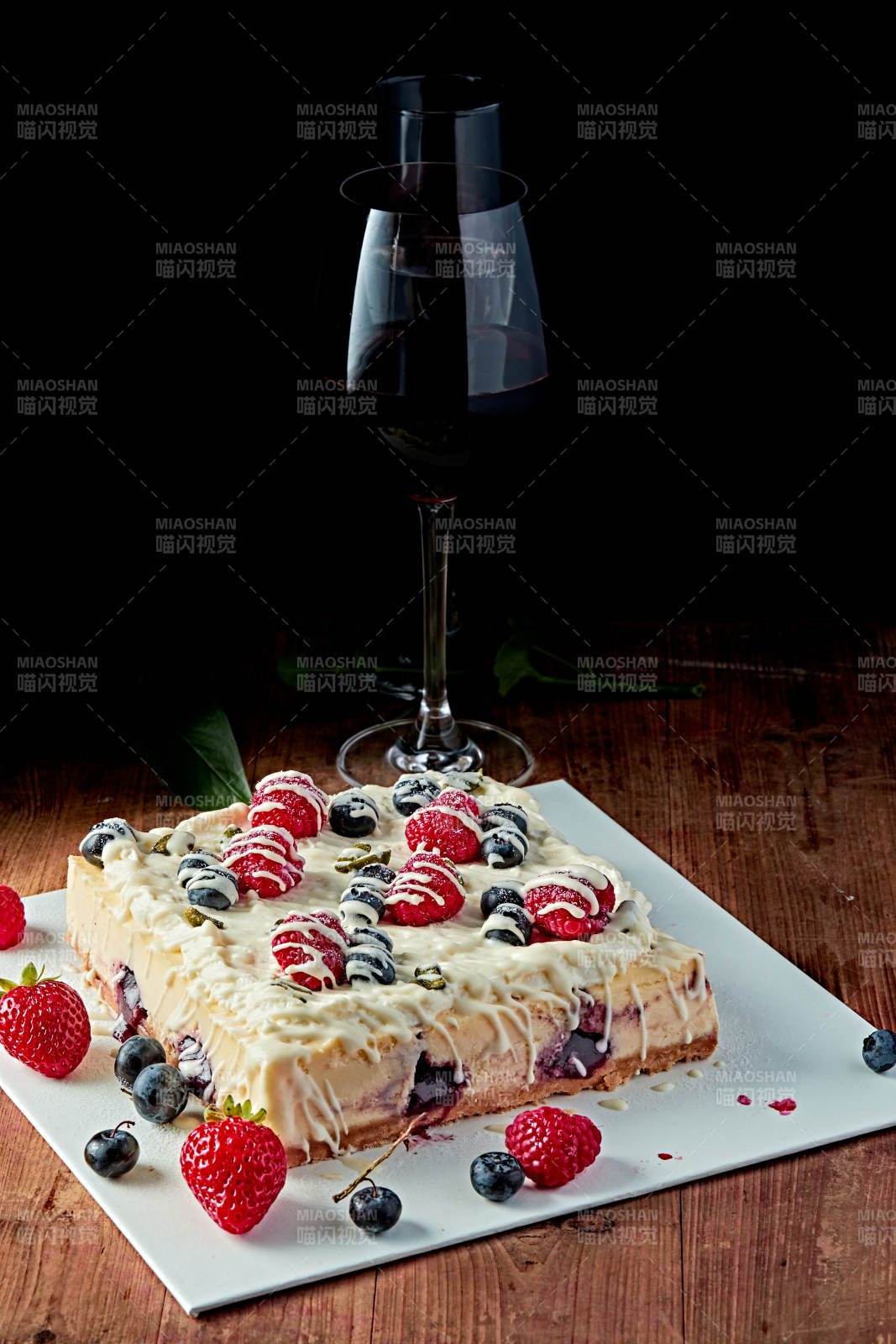 蓝莓树莓鲜奶慕斯蛋糕