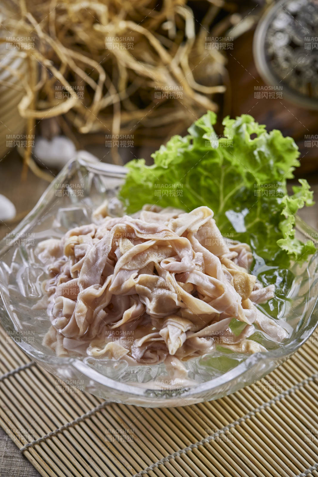 玻璃器皿装的新鲜鸭肠