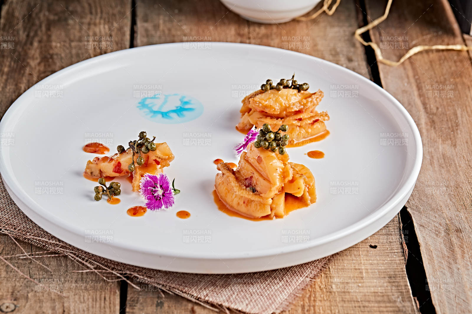白色瓷盤裝的藤椒雞汁小鮑魚
