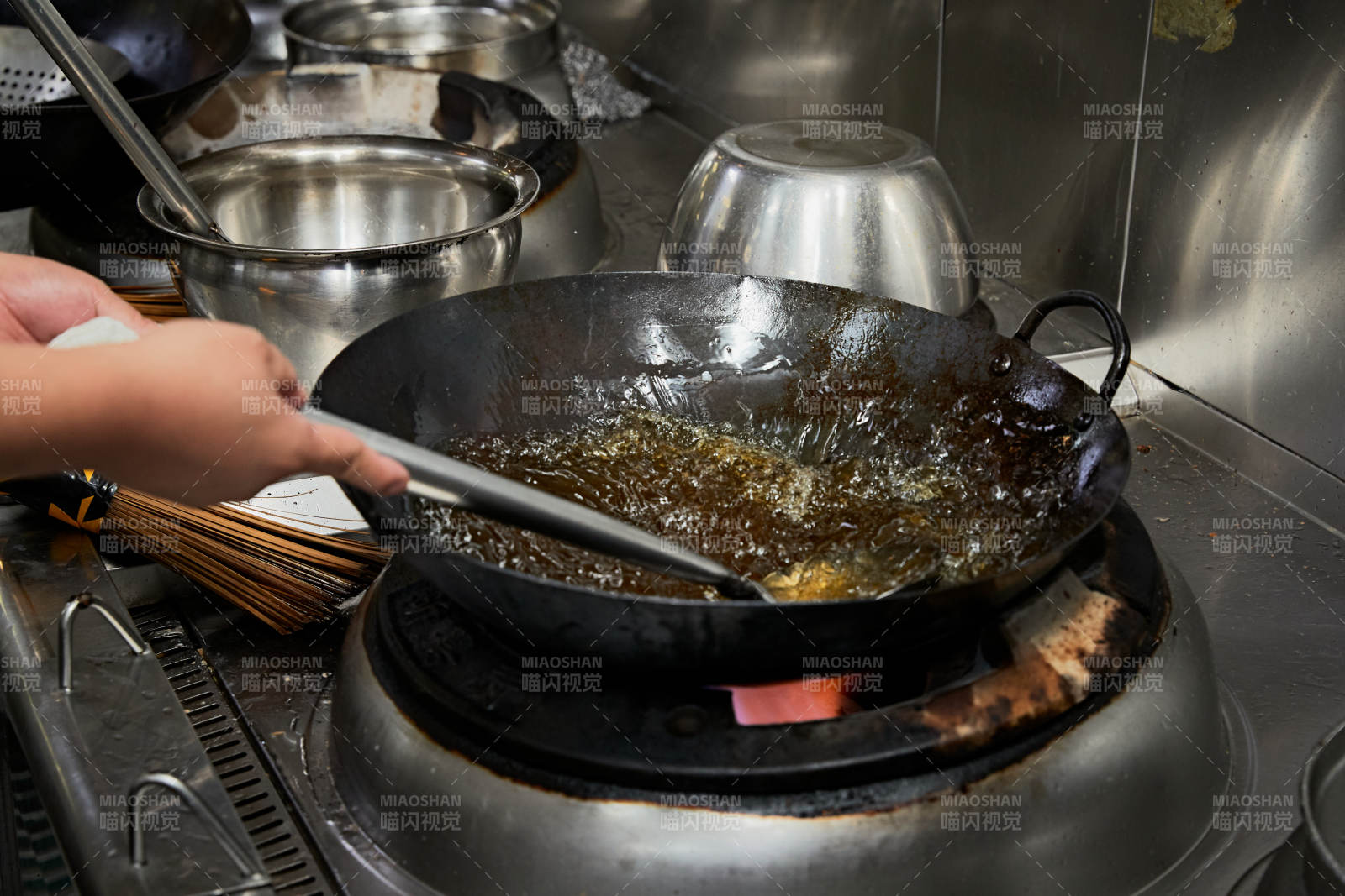 人與食物緊張忙碌的中餐廚房