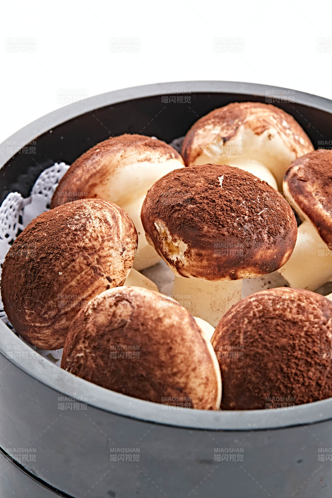 古典木质食盒装的可可粉香菇豆沙包