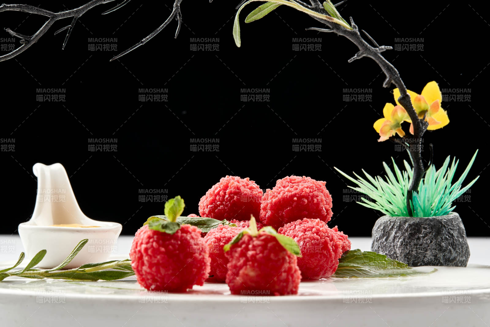 白瓷盤裝的精美擺盤的荔枝大蝦球