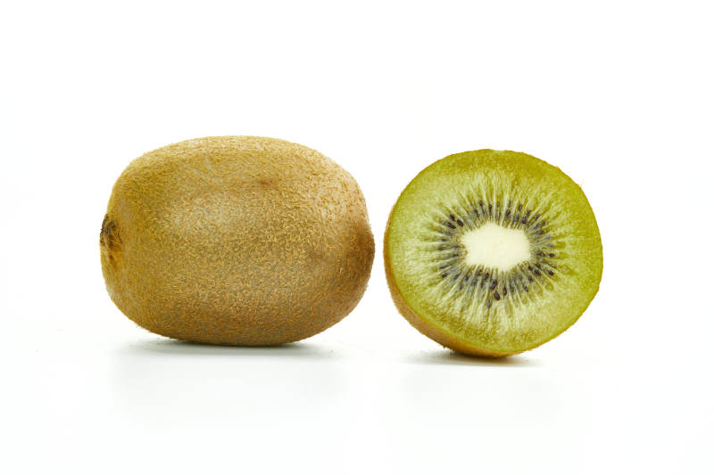 白色背景上摆放的新鲜水嫩猕猴桃