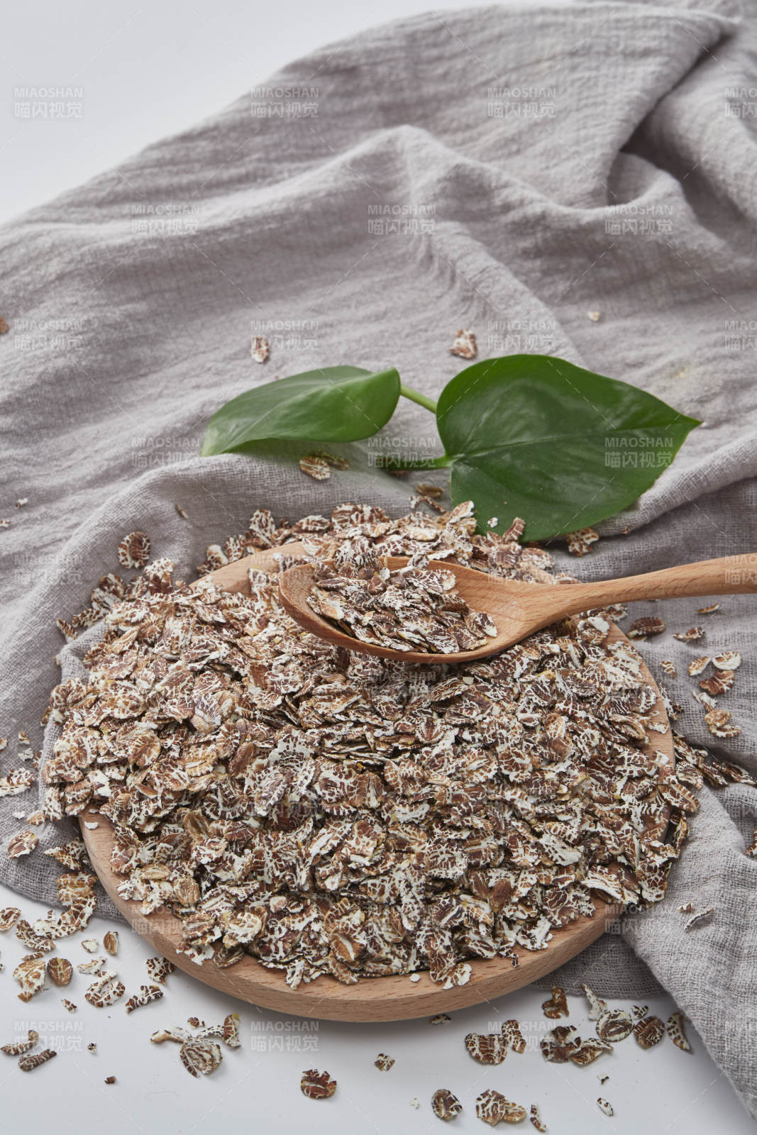 白色背景上的健康低脂黑麦片颗粒