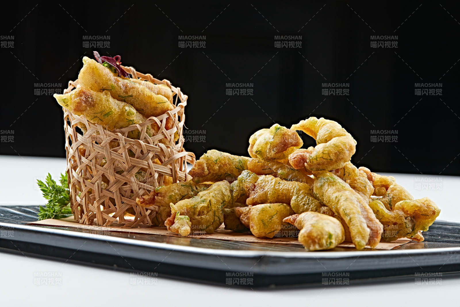 白色瓷盤(pán)裝的茴香碎拖面干炸里脊