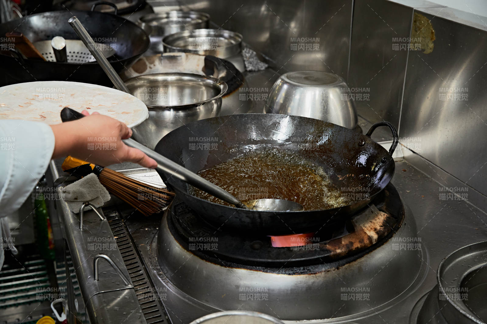人與食物緊張忙碌的中餐廚房