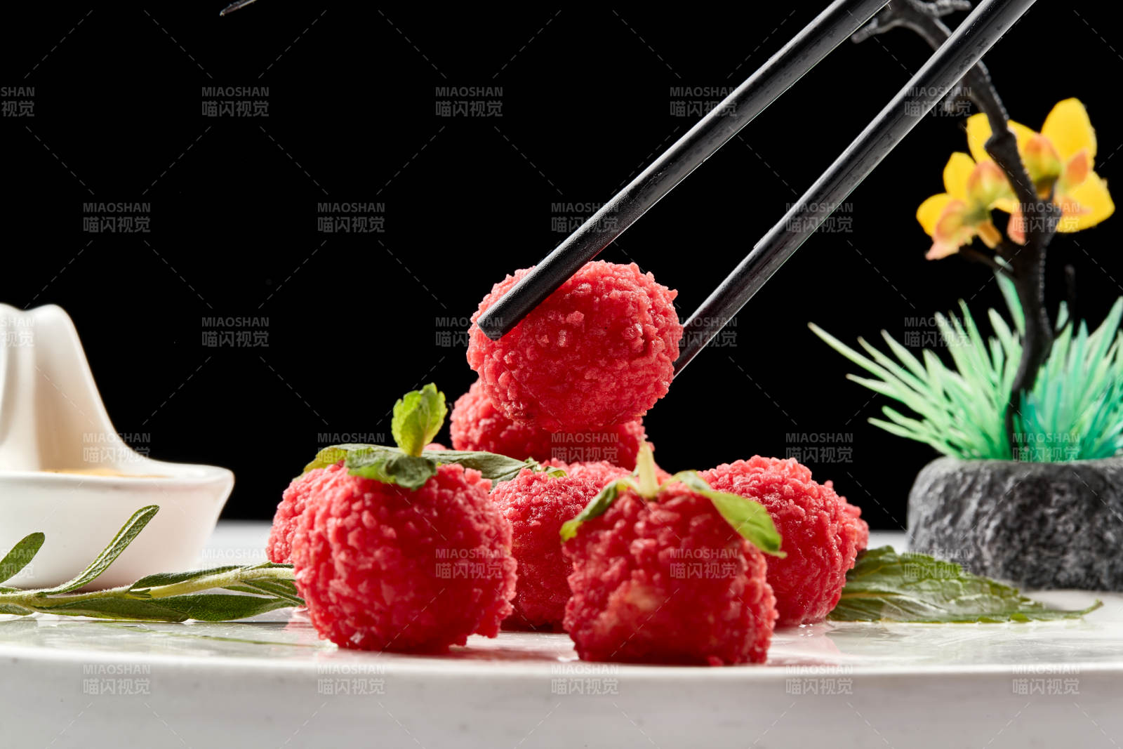 白瓷盤裝的精美擺盤的荔枝大蝦球