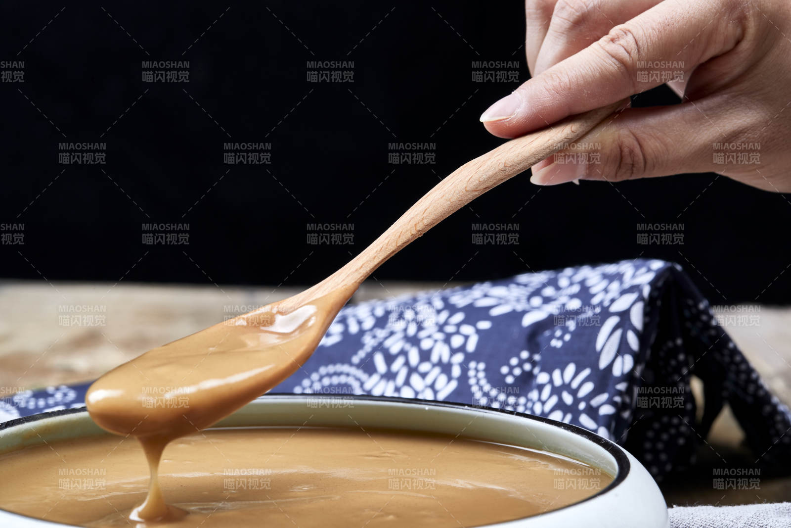 瓷盆装的冲泡熟的豆面糊糊