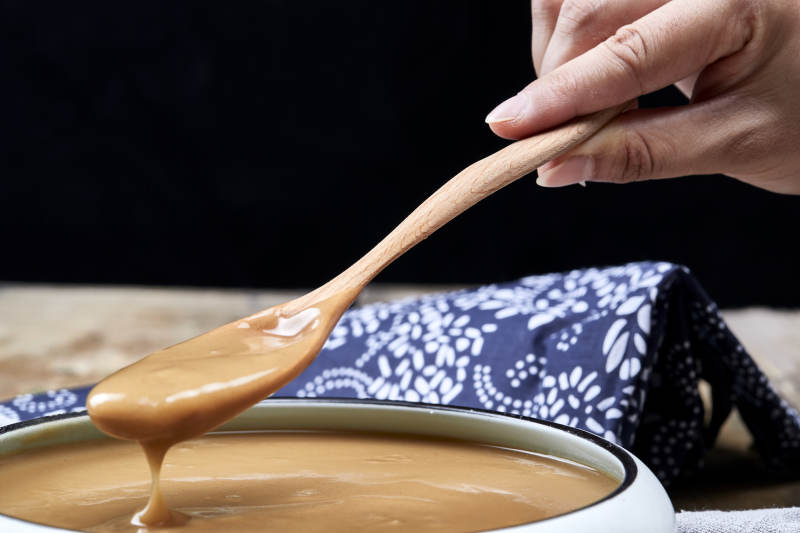 瓷盆装的冲泡熟的豆面糊糊