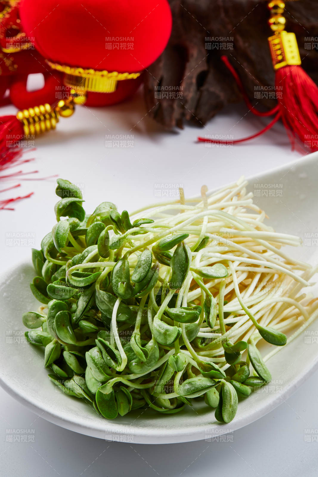 白色瓷盤裝的火鍋食材香椿苗