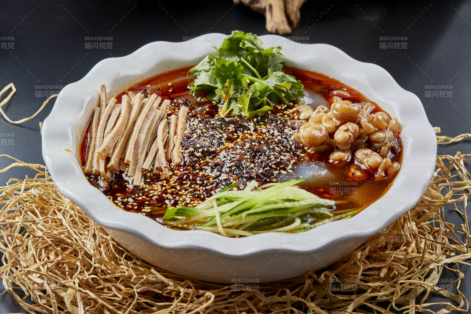 白色瓷盆裝的山西大同美食小媳婦兒涼粉兒