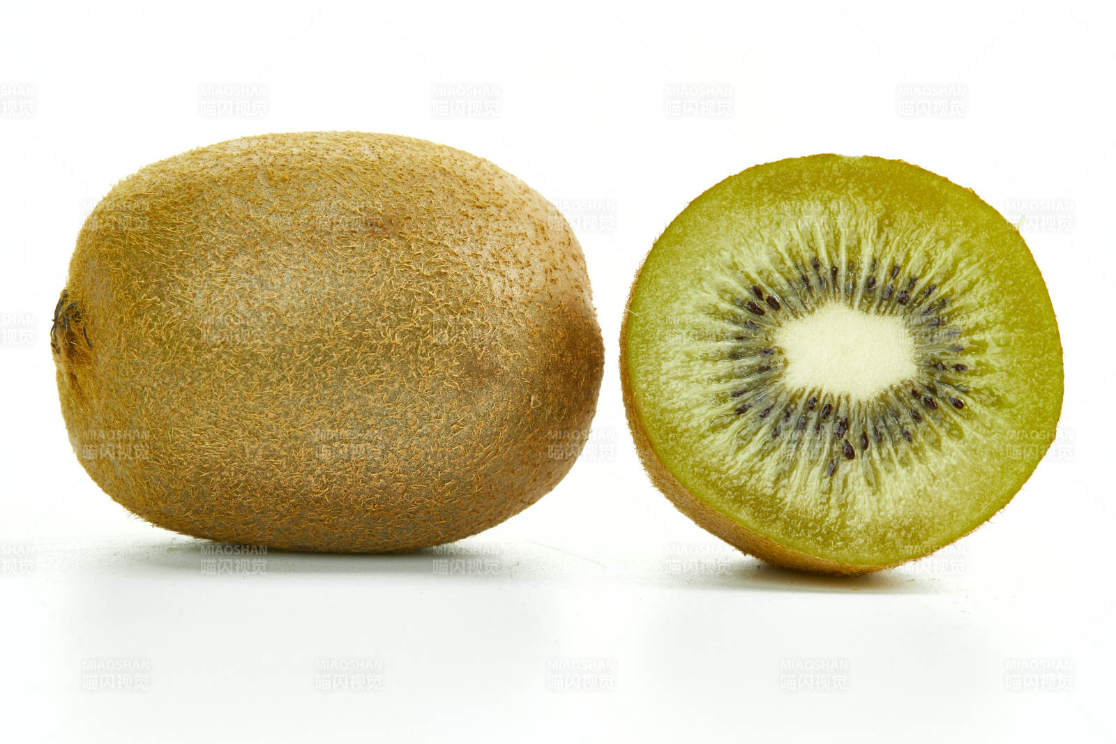 白色背景上擺放的新鮮水嫩獼猴桃