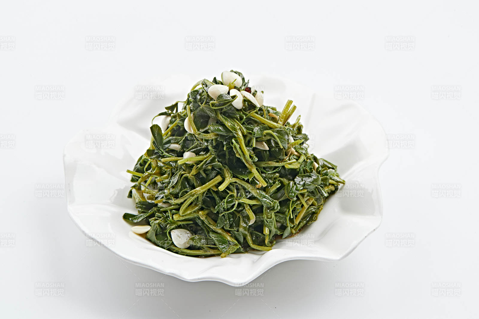白色瓷盤裝的杏仁熗拌野菜