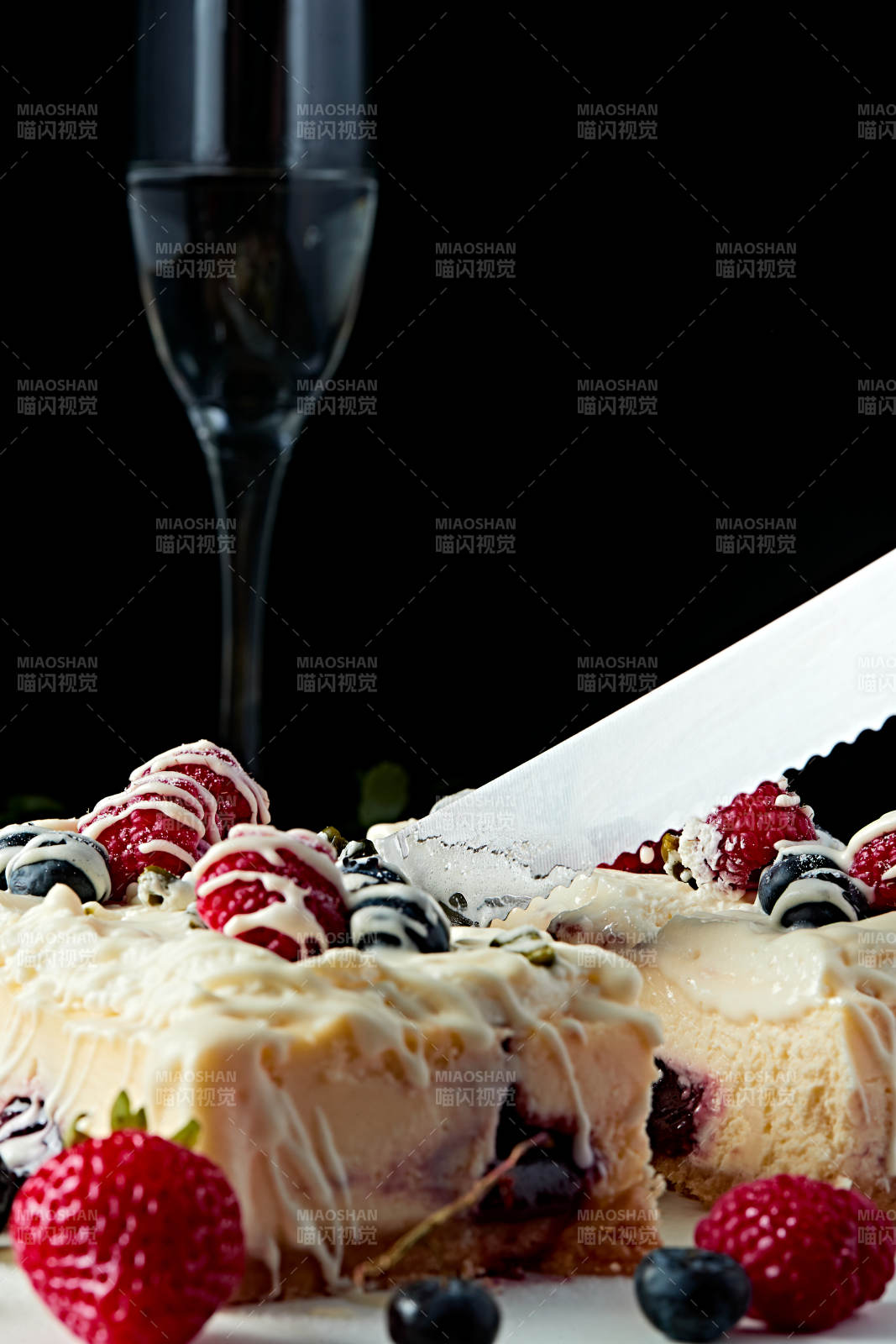 蓝莓树莓鲜奶慕斯蛋糕