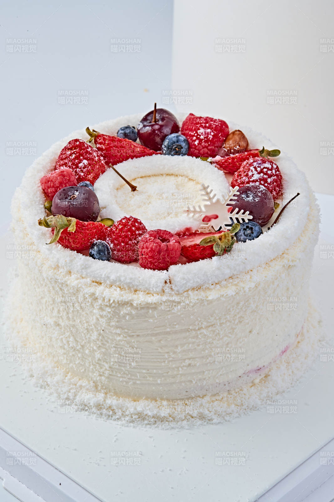 鮮水果椰蓉雪花生日蛋糕