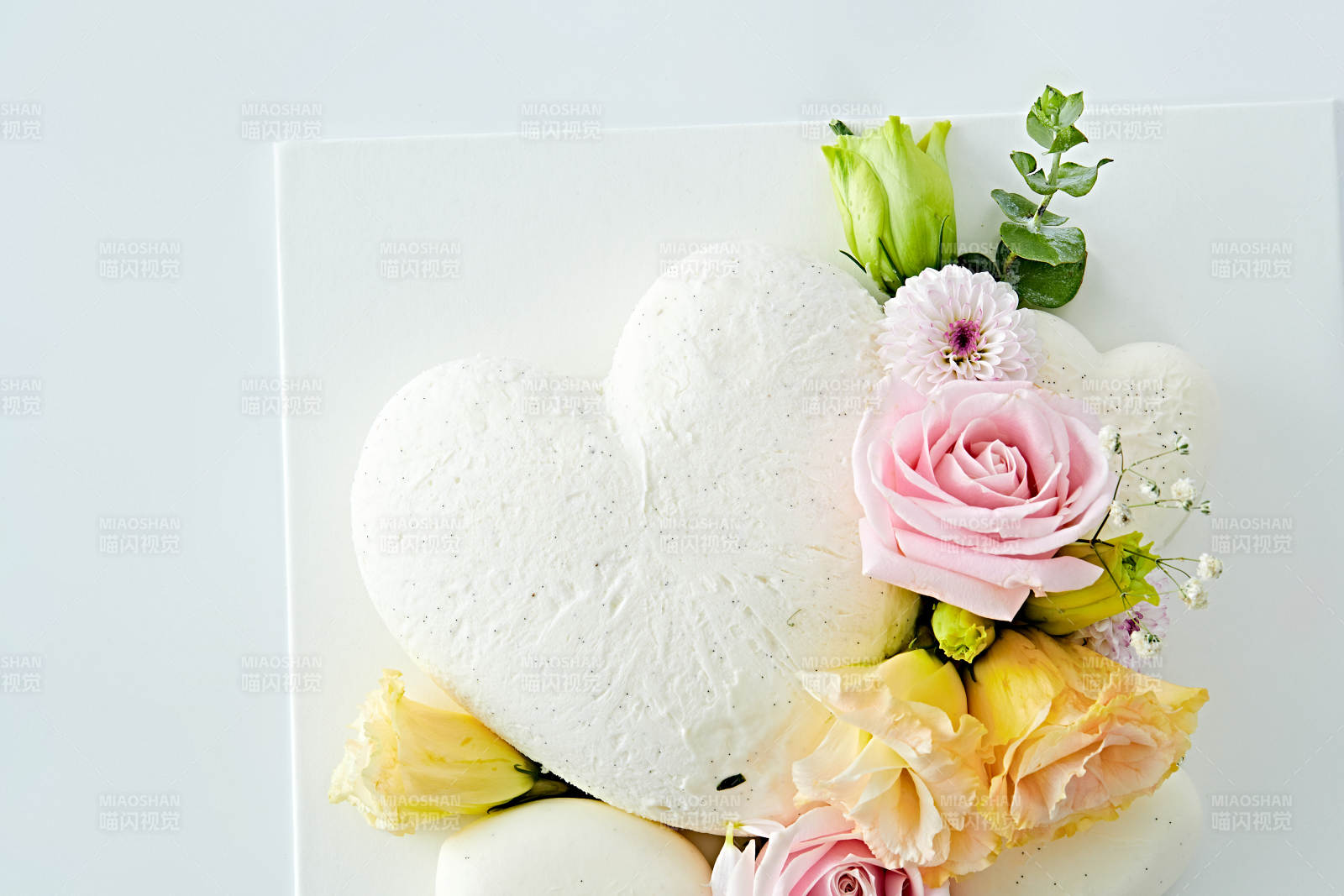 爱心造型椰奶香芋情人节蛋糕