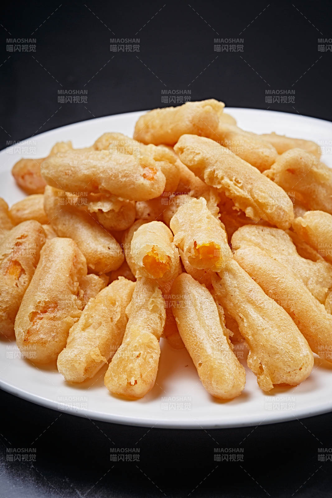 白色瓷盘装的拖面干炸里脊