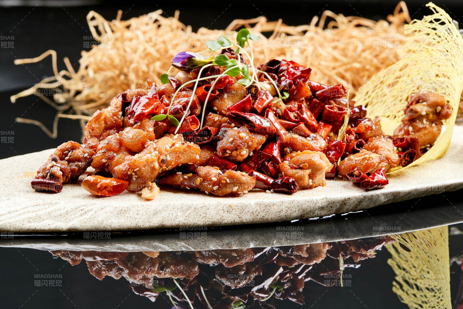 精美餐具裝的香辣豆苗雞腿肉