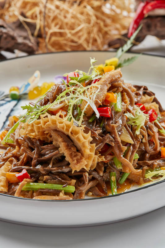 白色瓷盘装的的米椒小炒猪肚丝