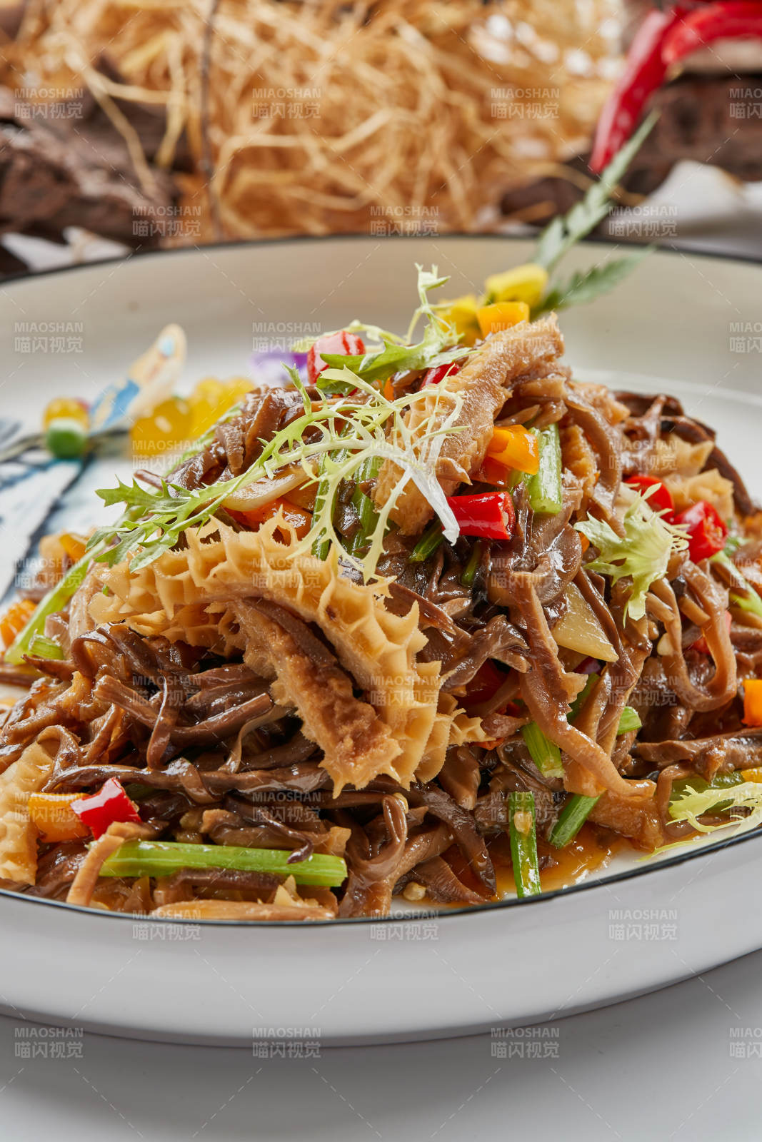 白色瓷盤裝的的米椒小炒豬肚絲