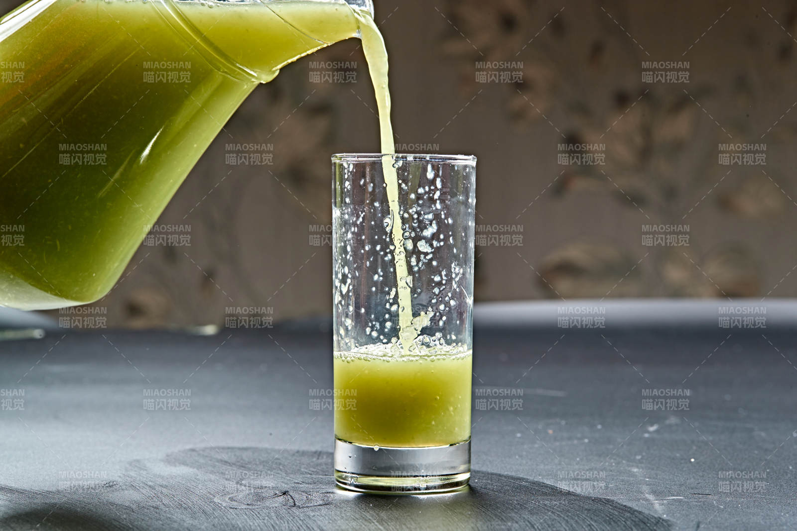 玻璃器皿装的鲜榨西芹汁